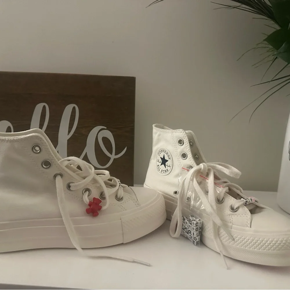 *NWOT* Converse Women's Off-White Platform Sneakers - Picture 7 of 7